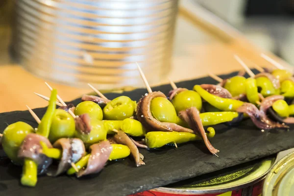Gilda pinchos с оливками и анчоусами тапас из Испании — стоковое фото