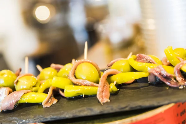 Pinchos Gilda con olive e acciughe tapas dalla Spagna — Foto Stock
