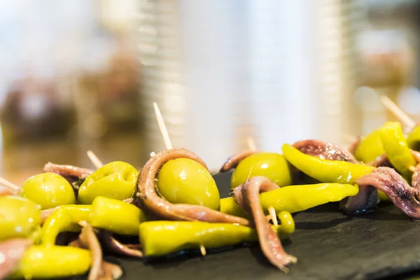 Pinchos Gilda con olive e acciughe tapas dalla Spagna — Foto Stock