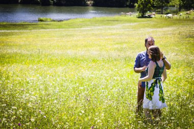 Alp Dağları'nda tatil mutlu aşıklar