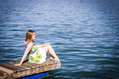 mutlu aşıklar bir göl kenarında iskelede tatilde