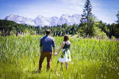 Alp Dağları'nda tatil mutlu aşıklar