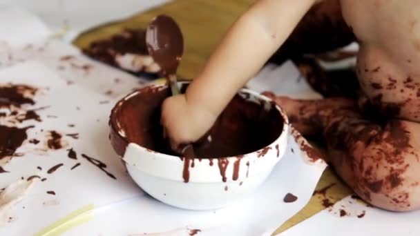 Pintura Bebê Com Mãos Com Chocolate — Vídeo de Stock