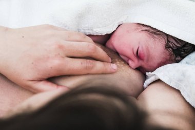 Yeni doğan çocuk saniye ve doğumdan sonra dakika 