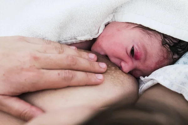 Yeni doğan çocuk saniye ve doğumdan sonra dakika 