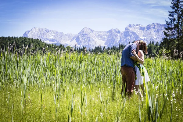 Glückliche Verliebte im Urlaub in den Alpen — Stockfoto