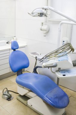 Tıbbi ekipman ve stomatology kavramı. Diş Kliniği ofis sandalye ile.