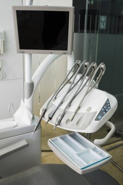 Tıbbi ekipman ve stomatology kavramı. Diş Kliniği ofis sandalye ile.