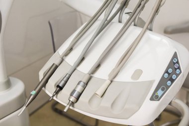 Tıbbi ekipman ve stomatology kavramı. Diş Kliniği ofis sandalye ile.