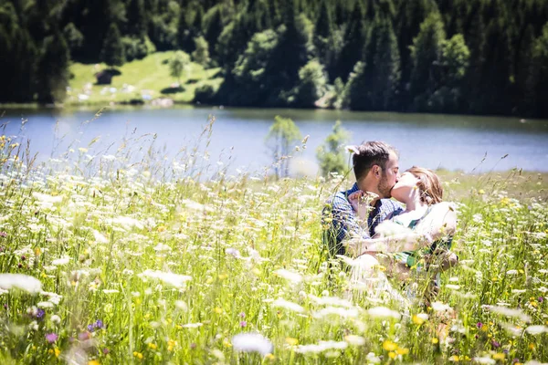 Zwei Glückliche Verliebte Urlaub Den Alpen — Stockfoto