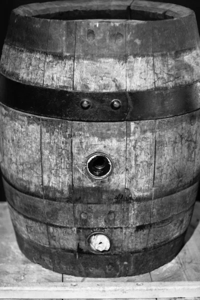 Черно-белый образ старого винного бочонка — стоковое фото