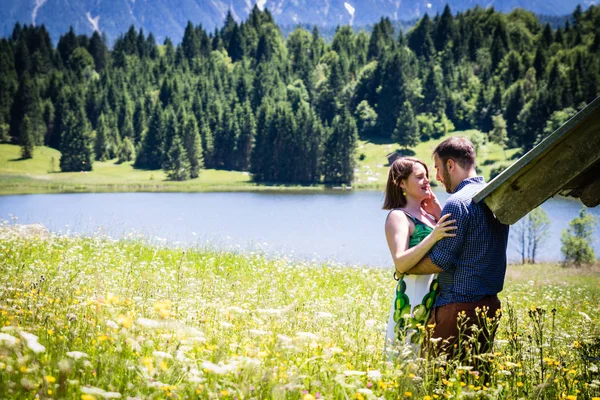 Lyckliga älskande på semester i bergskedjan Alperna — Stockfoto