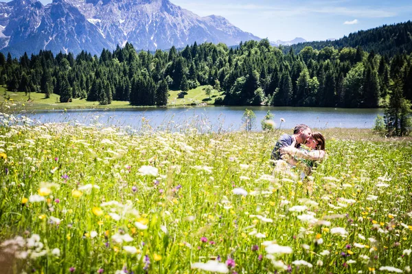 在阿尔卑斯山度假的快乐恋人 — 图库照片