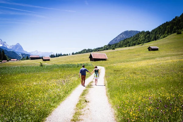 Heureux amoureux en vacances dans les Alpes montagnes — Photo