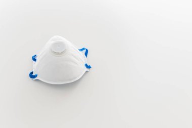 Telif alanı beyaz arkaplanda olan koronavirüs koruması için bir maske