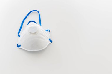 Telif alanı beyaz arkaplanda olan koronavirüs koruması için bir maske