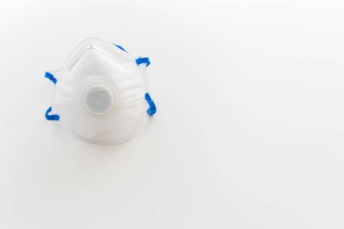 Telif alanı beyaz arkaplanda olan koronavirüs koruması için bir maske