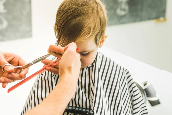 Kuaförde küçük bir çocuk.