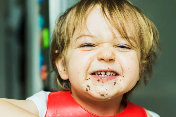 Uma Criança Adorável Retrato Comendo Bolo Esponja Chocolate — Fotografia de Stock