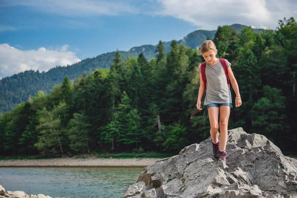 Chica caminando a lo largo del lago — Foto de Stock