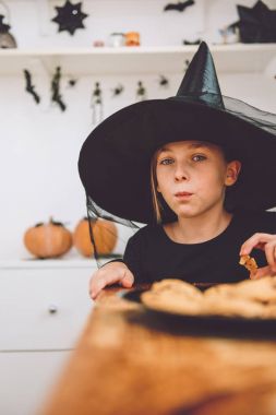 Kurabiye yemek kılık kız