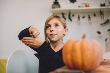 Büyü hileci yapıyor kız