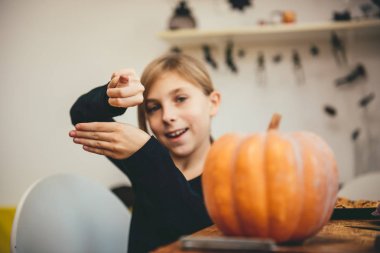 Büyü hileci yapıyor kız