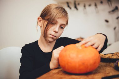 Jack-O-Lantern oluşturma kız