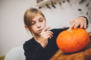 Jack-O-Lantern oluşturma kız