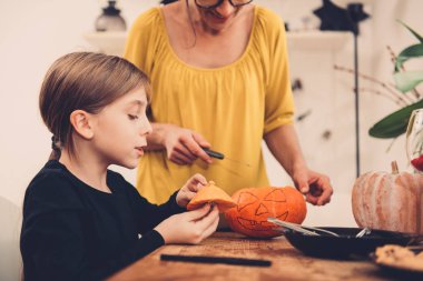 Kızı ve annesi Jack-O-Lantern oluşturma