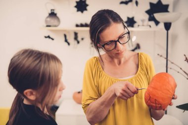 Kızı ve annesi Jack-O-Lantern oluşturma