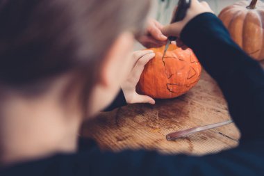 Kız evde Jack-O-Lantern oluşturma