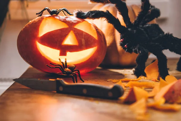 Calabazas de Halloween con arañas —  Fotos de Stock