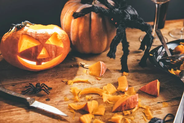Calabazas de Halloween con arañas —  Fotos de Stock