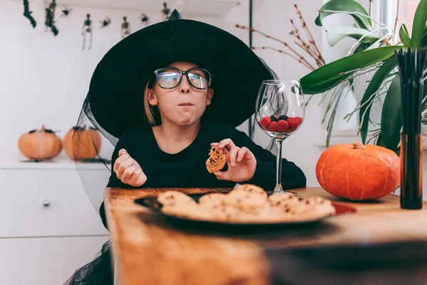 Chica en traje comiendo galletas —  Fotos de Stock