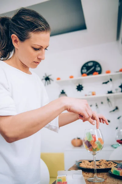 Woman arranging jelly candies — Stock Photo, Image