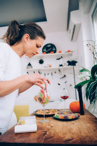 Woman arranging jelly candies — Stock Photo, Image