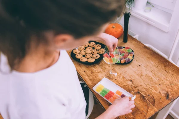 Woman arranging jelly candies — Stock Photo, Image