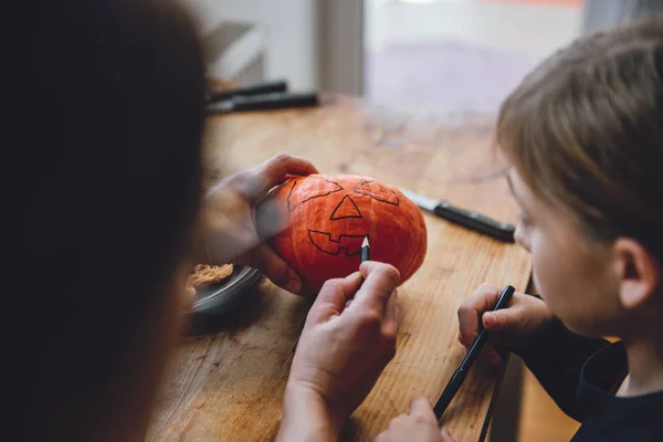 Córka i matka i tworzenie Jack-O-Lantern — Zdjęcie stockowe