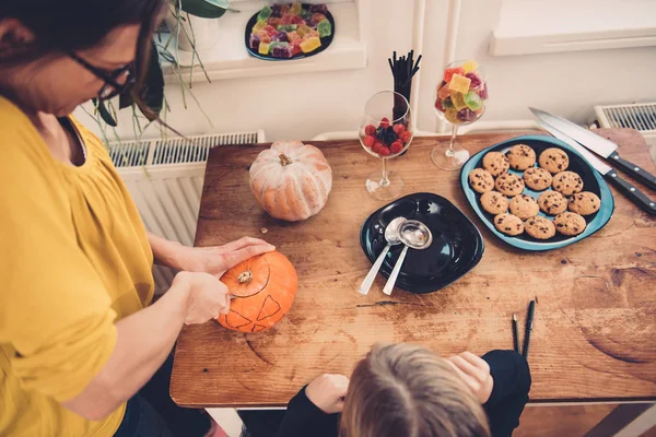 Kızı ve annesi Jack-O-Lantern oluşturma