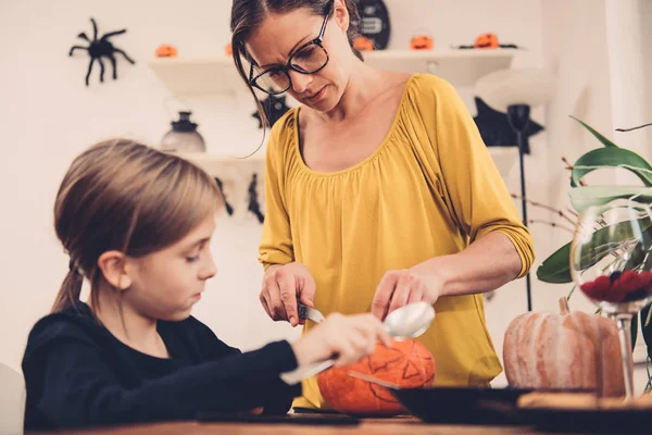 Kızı ve annesi Jack-O-Lantern oluşturma