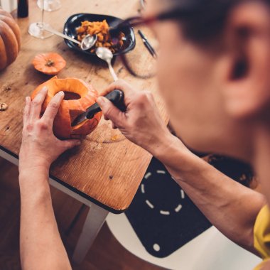 Jack-O-Lantern oluşturma kadın 