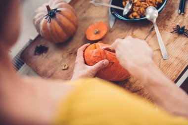 genç kadın Jack-O-Lantern oluşturma 