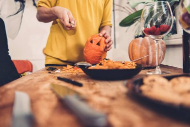 genç kadın Jack-O-Lantern oluşturma 