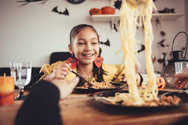 Spagetti yiyen kızlar 