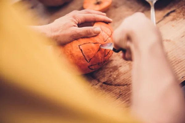 Madre creando Jack-O-Lantern — Foto de Stock