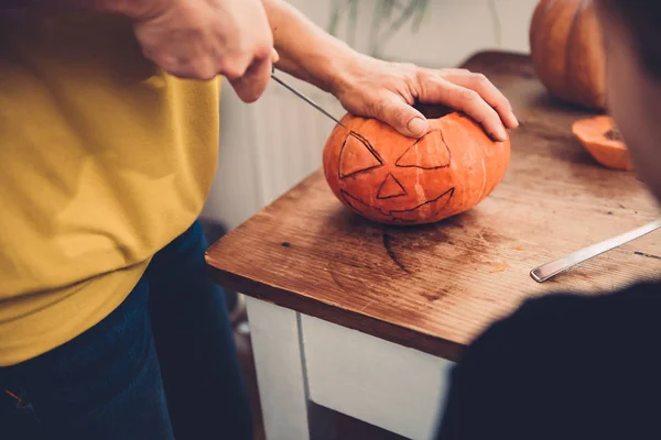 Joven madre tallando calabaza —  Fotos de Stock