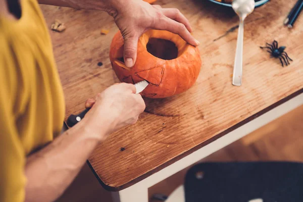 genç kadın Jack-O-Lantern oluşturma 