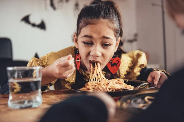 Cadılar bayramında spagetti yiyen kızlar