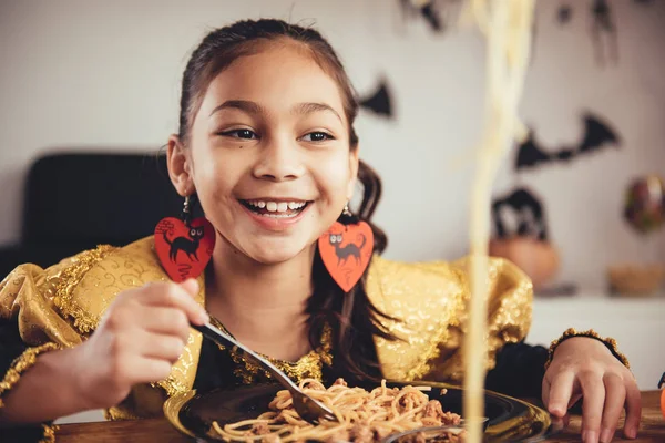 Meisjes eten spaghetti — Stockfoto